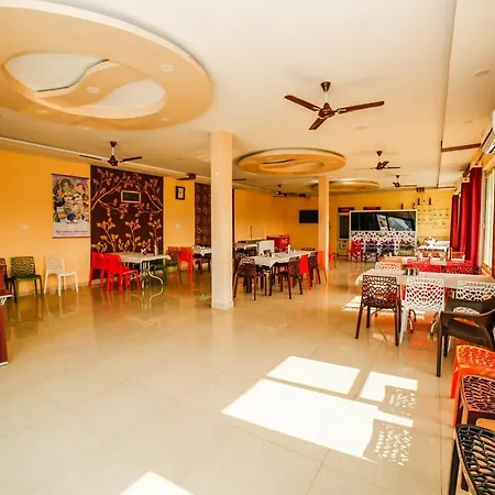 Hotel Oyo 23367 Farmsgreen And Restaurant 3*